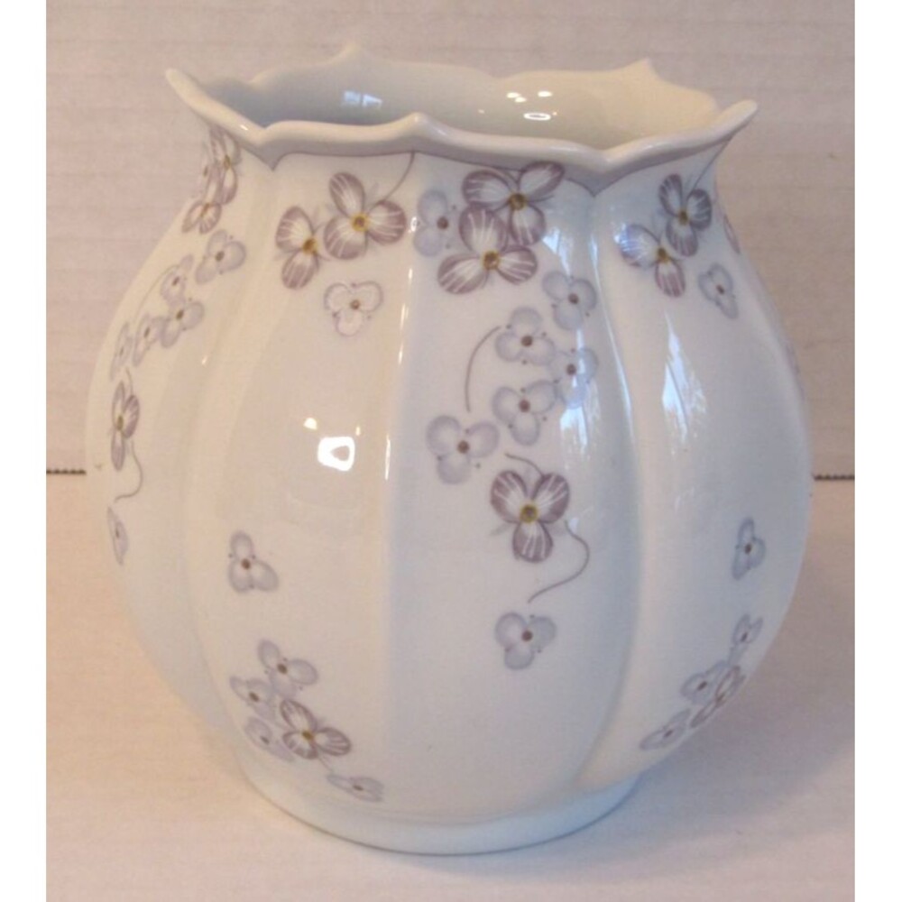 VTG AK Kaiser Porcelain Hand Painted 5 in Vase Floral Design Scallop/Tulip Rim